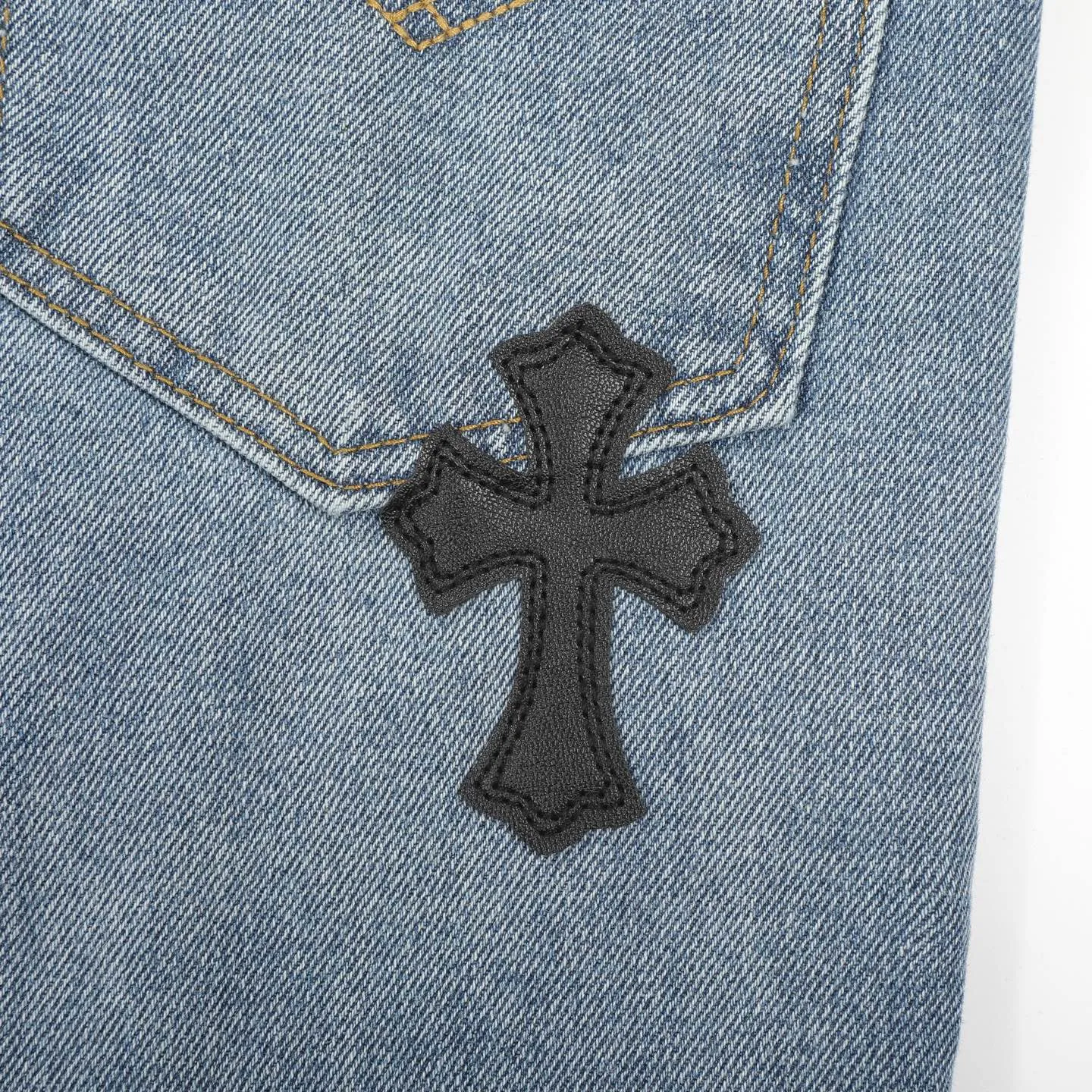 P230 Chrome Hearts CH/Chrome Hearts Classic Blue Pants Black Cross Patched Leather Jeans. Original purchased and patterned. Really restores the ultimate texture of Vintage. Special Italian cowhide print and then cut. Customized sheepskin three-layer thick line leather. The whole body is spliced in heavy water washing process. Craftsmen hand-splashed ink. You can see the details. Three-dimensional cutting version. Loose and comfortable. Not picky on the figure. Makes taller and slimmer. Factory Seiko. Original quality control. Same style for men and women. Can be matched with couples. Versatile recommendation. Essential jeans for all seasons Color: blue Size: 28-36 (S-XXL)